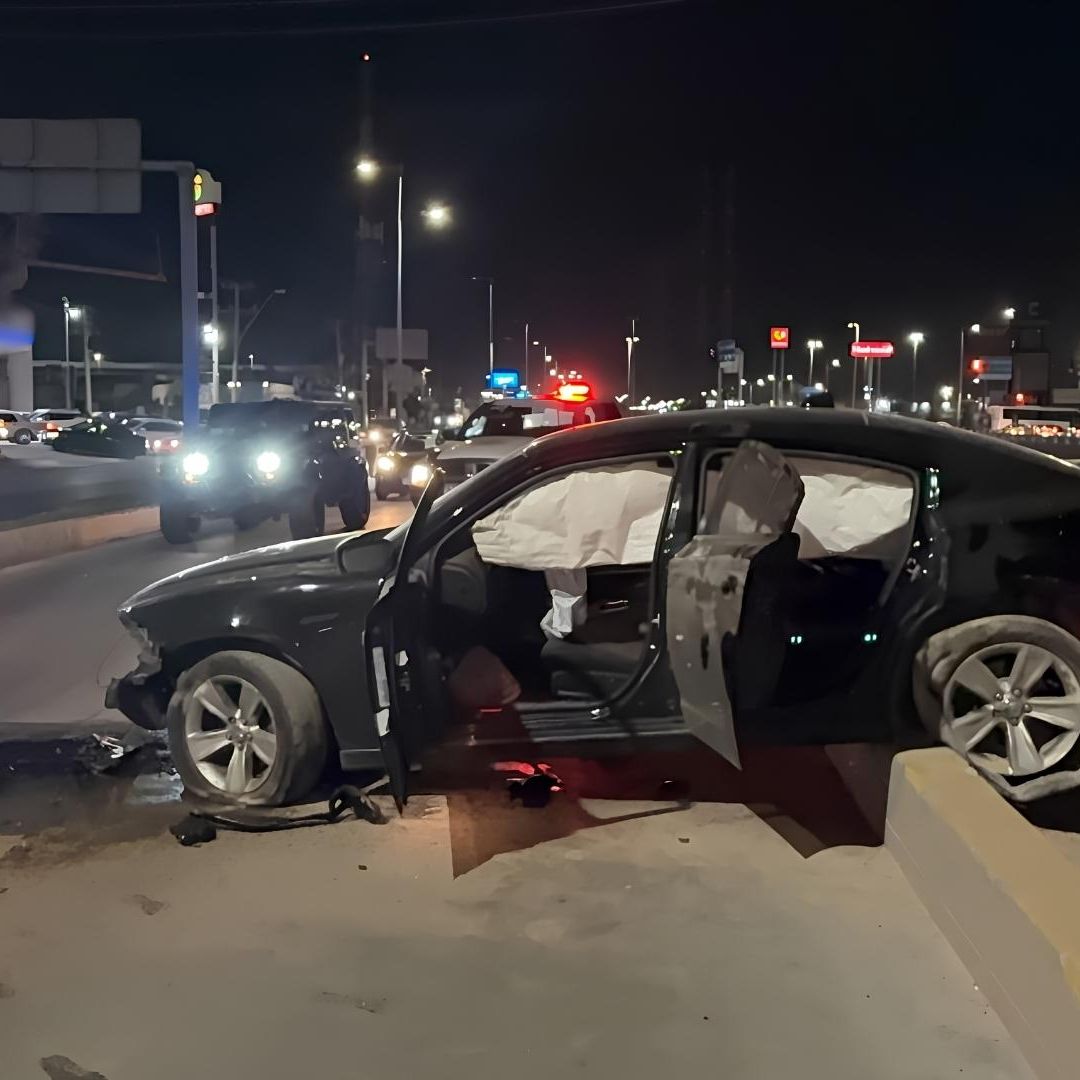 Conductor abandona vehículo tras accidente